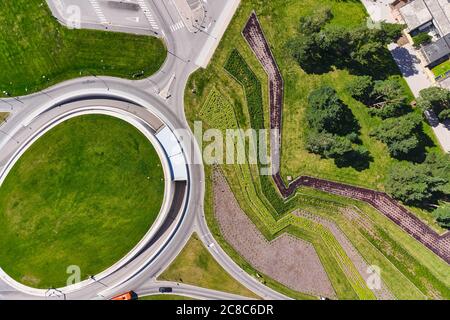 Vue aérienne du grand rond-point dans le quartier Tapiola d'Espoo, Finlande. L'entrée du parking souterrain. Banque D'Images