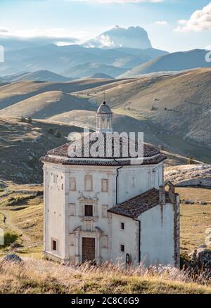 Santo Stefano di Sessanio (Italie) - les ruines de Rocca Calascio, vieux village médiéval avec château et église, à 1400 mètres au-dessus du niveau de la mer sur les Abruzzes Banque D'Images