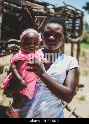 Femme africaine et son bébé dans les zones rurales du zimbabwe, afrique Banque D'Images