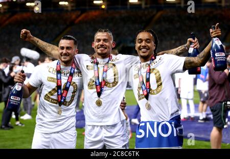 Jack Harrison (à gauche), Kalvin Phillips et Helder Costa de Leeds United célèbrent à la fin du match du championnat Sky Bet à Elland Road, Leeds. Banque D'Images