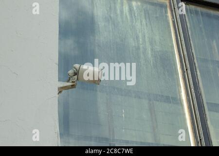 Caméra de vidéosurveillance sur le mur extérieur du bâtiment. Vue sur la rue urbaine Banque D'Images