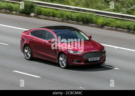 Un Ford Mondeo Titanium TDCi Red car Hatchback Diesel 2016 qui conduit sur l'autoroute M6près de Preston à Lancashire, au Royaume-Uni Banque D'Images