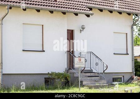 13 juillet 2020, Saxe, Pödelwitz: Un panneau 'propriété privée du Mibrag' se dresse devant une maison familiale abandonnée. La place dans le quartier du charbon brun de Leipzig veut devenir un projet de vitrine du changement structurel. Pödelwitz était en fait censé être dragué, mais se considère sauvé après la sortie du charbon. Une grande partie des habitants ont quitté le village il y a des années, seulement huit des 40 parcelles sont encore habitées. Photo: Jan Woitas/dpa-Zentralbild/ZB Banque D'Images