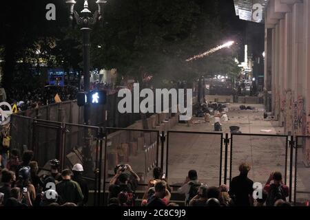 Portland, États-Unis. 22 juillet 2020. Les manifestants lancent des feux d'artifice en direction du palais de justice fédéral de Portland, en Oregon, le 22 juillet 2020. (Photo par Alex Milan Tracy/Sipa USA) crédit: SIPA USA/Alay Live News Banque D'Images