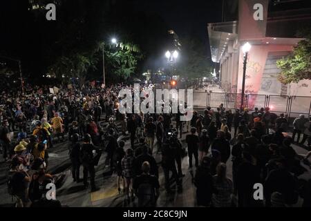 Portland, États-Unis. 22 juillet 2020. Les manifestants se rassemblent autour de la nouvelle clôture renforcée, devant le palais de justice fédéral de Portland, en Oregon, le 22 juillet 2020. (Photo par Alex Milan Tracy/Sipa USA) crédit: SIPA USA/Alay Live News Banque D'Images