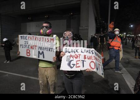 Portland, États-Unis. 23 juillet 2020. Les manifestants tiennent des panneaux Black Lives Matter devant le palais de justice fédéral de Portland, en Oregon, le 23 juillet 2020. (Photo par Alex Milan Tracy/Sipa USA) crédit: SIPA USA/Alay Live News Banque D'Images