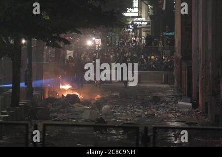 Portland, États-Unis. 23 juillet 2020. Un feu de déchets se brûle alors que des débris projetés par les manifestants se sont accumulés devant le palais de justice fédéral de Portland, en Oregon, le 23 juillet 2020. (Photo par Alex Milan Tracy/Sipa USA) crédit: SIPA USA/Alay Live News Banque D'Images