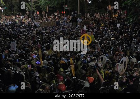 Portland, États-Unis. 22 juillet 2020. Une foule massive remplit la rue à l'extérieur du Centre de justice de Portland, en Oregon, le 22 juillet 2020. (Photo par Alex Milan Tracy/Sipa USA) crédit: SIPA USA/Alay Live News Banque D'Images