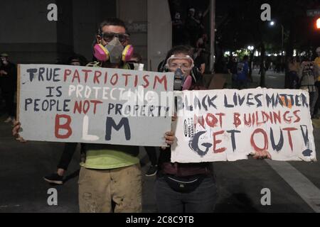 Portland, États-Unis. 23 juillet 2020. Les manifestants tiennent des panneaux Black Lives Matter devant le palais de justice fédéral de Portland, en Oregon, le 23 juillet 2020. (Photo par Alex Milan Tracy/Sipa USA) crédit: SIPA USA/Alay Live News Banque D'Images