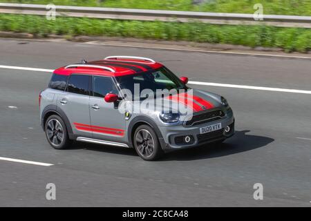 2020 gris rouge Mini C-Man Cooper S E All4 plug-in hybride; véhicules mobiles de circulation de véhicule, voitures conduisant véhicule sur les routes britanniques, moteurs, conduite sur le réseau d'autoroute M6. Banque D'Images