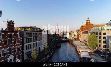 Amsterdam, pays-Bas, vue aérienne des lieux célèbres au coucher du soleil au printemps ou en été. Canal, vieux quartier du centre et Munttoren Bell Towore Banque D'Images