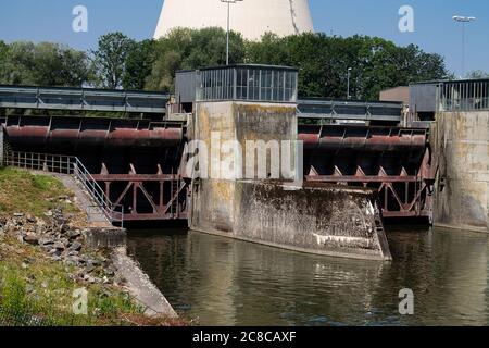 Deux écluses d'une centrale hydroélectrique avec une maison de machines. Banque D'Images