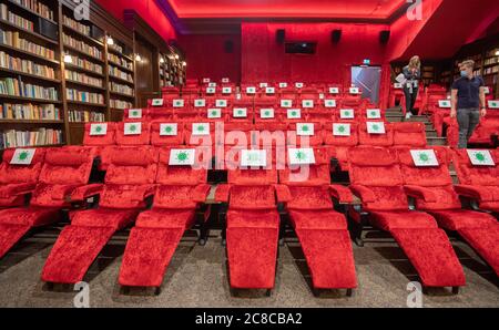 23 juillet 2020, Basse-Saxe, Hanovre : les places individuelles d'un auditorium Astor Grand Cinema sont enfermées avec des étiquettes avec un symbole de virus imprimé, de sorte que les spectateurs peuvent garder une distance de 1.5 mètres l'un entre eux. L'entrepreneur en cinéma Hans-Joachim Flebbe fournira jeudi des informations sur la situation des cinémas dans la crise de Corona. Photo: Julian Strattischulte/dpa Banque D'Images