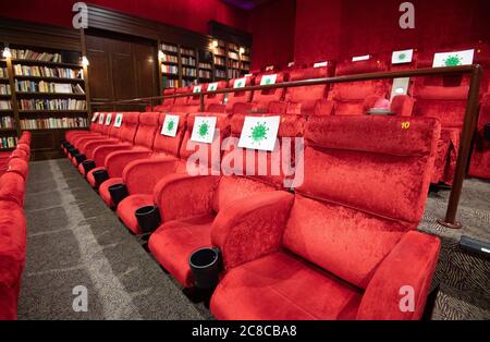 23 juillet 2020, Basse-Saxe, Hanovre : les places individuelles d'un auditorium Astor Grand Cinema sont enfermées avec des étiquettes avec un symbole de virus imprimé, de sorte que les spectateurs peuvent garder une distance de 1.5 mètres l'un entre eux. L'entrepreneur en cinéma Hans-Joachim Flebbe fournira jeudi des informations sur la situation des cinémas dans la crise de Corona. Photo: Julian Strattischulte/dpa Banque D'Images