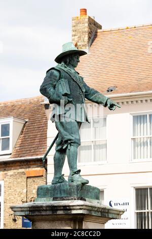 Statue d'Oliver Cromwell sur Crown Street, St Ives, Cambridgeshire, Angleterre Banque D'Images