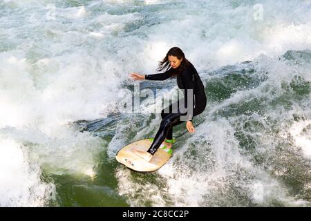 Femme surfeuse sur la rivière Isar dans le jardin anglais, Munich, Bavière, Allemagne Banque D'Images