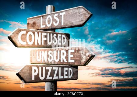 Perdu, confus, incertain, perplexe - panneau en bois, panneau avec quatre flèches Banque D'Images