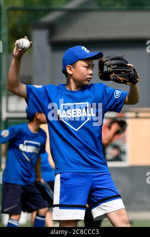 Tianjin, Chine. 23 juillet 2020. Un garçon participe à un cours d'entraînement de baseball pendant les vacances d'été au complexe sportif pko à Tianjin, dans le nord de la Chine, le 23 juillet 2020. Le complexe sportif PKO, transformé d'une ancienne usine abandonnée, propose des installations comme un terrain de football en cage, un gymnase de basket-ball, un gymnase de tennis de table et une salle de classe d'arts martiaux, offrant à la fois un espace sportif pour les résidents à proximité et plusieurs cours d'entraînement sportif pour les étudiants en vacances. Crédit : Li Ran/Xinhua/Alay Live News Banque D'Images