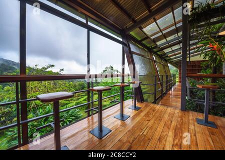 Bijagua de Upala, Costa Rica - 17 janvier 2020 : intérieur d'un bar dans le Celeste Mountain Lodge, un pavillon trois étoiles bordant la nation Volcano de Tenorio Banque D'Images