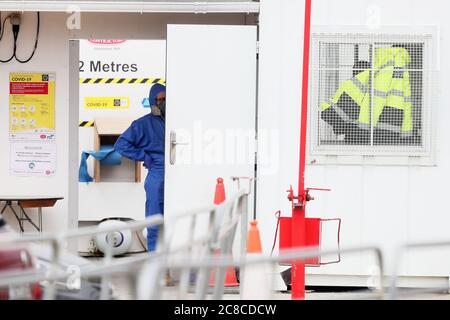 Les travailleurs d'une entreprise de nettoyage industriel effectuant un nettoyage en profondeur sur le site de construction Grangegorman East Quad à Dublin, qui s'inscrit dans le cadre du développement de deux nouveaux bâtiments pour les étudiants de l'Université technologique de Dublin. Le site a dû fermer temporairement après qu'un travailleur ait été testé positif pour Covid-19. Banque D'Images