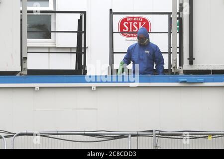 Travailleurs d'une entreprise de nettoyage industriel utilisant un pulvérisateur électrostatique pour le nettoyage en profondeur sur le site de construction Grangegorman East Quad à Dublin, qui s'inscrit dans le cadre du développement de deux nouveaux bâtiments pour les étudiants de l'Université technologique de Dublin. Le site a dû fermer temporairement après qu'un travailleur ait été testé positif pour Covid-19. Banque D'Images