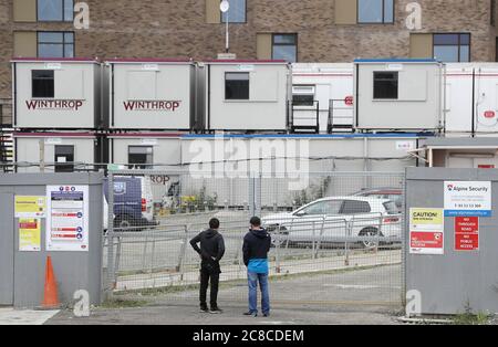Les ouvriers du bâtiment se rendent au chantier de construction Grangegorman East Quad à Dublin, qui s'inscrit dans le cadre du développement de deux nouveaux bâtiments pour les étudiants de l'Université technologique de Dublin. Le site a dû fermer temporairement après qu'un travailleur ait été testé positif pour Covid-19. Banque D'Images