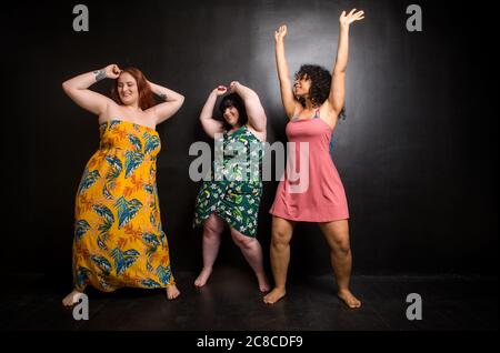 Groupe de 3 femmes surdimensionnées posant en studio - belles filles acceptant l'imperfection du corps, des photos de beauté en studio - concepts sur l'acceptation du corps, dbo Banque D'Images