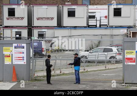 Les ouvriers du bâtiment se rendent au chantier de construction Grangegorman East Quad à Dublin, qui s'inscrit dans le cadre du développement de deux nouveaux bâtiments pour les étudiants de l'Université technologique de Dublin. Le site a dû fermer temporairement après qu'un travailleur ait été testé positif pour Covid-19. Banque D'Images