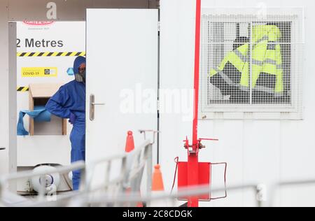 Les travailleurs d'une entreprise de nettoyage industriel effectuant un nettoyage en profondeur sur le site de construction Grangegorman East Quad à Dublin, qui s'inscrit dans le cadre du développement de deux nouveaux bâtiments pour les étudiants de l'Université technologique de Dublin. Le site a dû fermer temporairement après qu'un travailleur ait été testé positif pour Covid-19. Banque D'Images