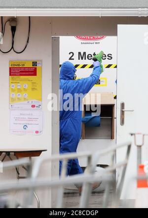 Travailleurs d'une entreprise de nettoyage industriel utilisant un pulvérisateur électrostatique pour le nettoyage en profondeur sur le site de construction Grangegorman East Quad à Dublin, qui s'inscrit dans le cadre du développement de deux nouveaux bâtiments pour les étudiants de l'Université technologique de Dublin. Le site a dû fermer temporairement après qu'un travailleur ait été testé positif pour Covid-19. Banque D'Images