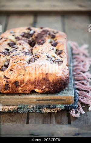 Déchirez et partagez un pain rustique sucré de chocolat Banque D'Images