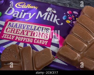 Gros plan sur le lait Cadbury Dairy, les créations merveilleuses, les bonbons en gelée – emballage de produits de détail avec des morceaux de chocolat à l'extérieur. Banque D'Images