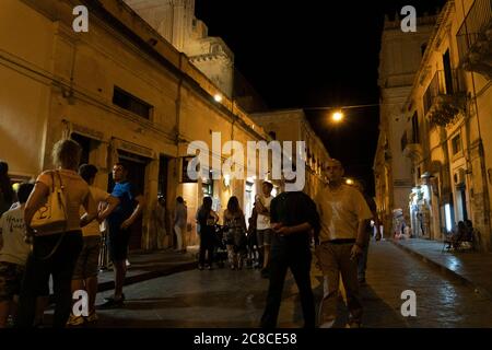 NOTO, ITALIE - JUILLET 19 2020 - personnes sans distanciation sociale et sans masque dans la rue après l'infection par le coronavirus covid Banque D'Images