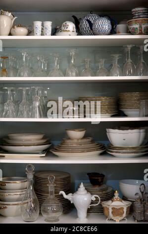 Coin repas, style contemporain, placard mural, vaisselle et verres. Banque D'Images