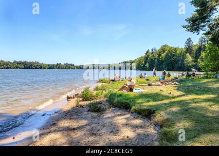 France, Nievre, Parc naturel régional du Morvan, Montsauche les Settons, Lac des Settons, plage en été // France, Nièvre (58), Parc naturel rég Banque D'Images