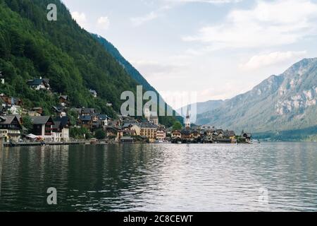 Autriche, Hallstatt, village historique de l'UNESCO. Vue pittoresque de carte postale sur le célèbre village de montagne des alpes dans les Alpes autrichiennes, dans le quartier de Salzkammergut, sous une belle lumière en été. Cygnes sur le lac Banque D'Images