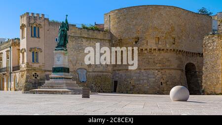 Otranto, Italie - 19 mai 2018 : statue des martyrs sur la place Cavour dans le village d'Otranto Banque D'Images