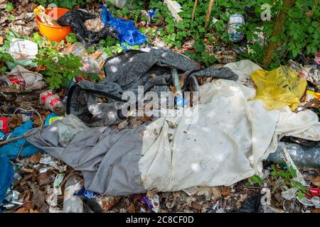 Eton, Windsor, Berkshire, Royaume-Uni. 23 juillet 2020. Litière laissée par la Tamise à Eton. Le comportement anti social a augmenté considérablement pendant le verrouillage du coronavirus. Crédit : Alamy Live News Banque D'Images