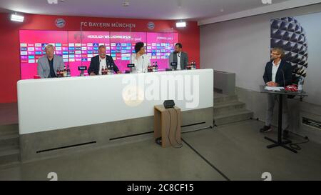 De gauche à droite : Oliver KAHN (président de direction désigné FCB), Karl Heinz RUMMENIGGE, (président de direction), Leroy SANE (FC Bayern Munich), Hasan SALIHAMIDZIC (directeur sportif FC Bayern Munich), Dieter Nickles (attaché de presse). Présentation, présentation Leroy SANE (FC Bayern Munich), conférence de presse, FC Bayern Munich. Football 1. Bundesliga, saison 2019/2020, le 23 juillet 2020. Photo de piscine FC Bayern Munich via Sven Simon Fotoagentur GmbH & Co. Photo de presse KG # Prinzess-Luise-Str. 41 # 45479 M uelheim/R uhr # Tél 0208/9413250 # Fax. 0208/9413260 # GLS Banque # BLZ 430 609 67 # KTO. 4030 025 Banque D'Images