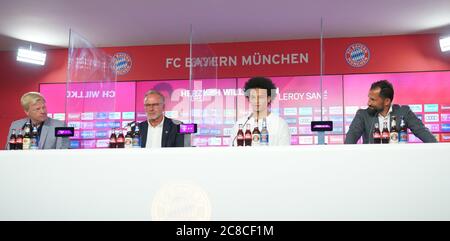 De gauche à droite : Oliver KAHN (président de direction désigné FCB), Karl Heinz RUMMENIGGE, (président de direction), Leroy SANE (FC Bayern Munich), Hasan SALIHAMIDZIC (directeur sportif FC Bayern Munich) - séparé des panneaux de plexiglas en raison du virus corexipona. Présentation, présentation Leroy SANE (FC Bayern Munich), conférence de presse, FC Bayern Munich. Football 1. Bundesliga, saison 2019/2020, le 23 juillet 2020. Photo de piscine FC Bayern Munich via Sven Simon Fotoagentur GmbH & Co. Photo de presse KG # Prinzess-Luise-Str. 41 # 45479 M uelheim/R uhr # Tél 0208/9413250 # Fax. 0208/9413260 # GLS Banque # BLZ 430 609 67 # Banque D'Images