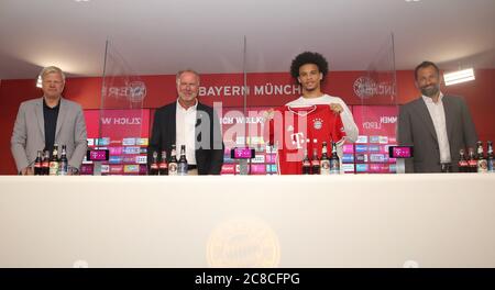 De gauche à droite : Oliver KAHN (président de direction désigné FCB), Karl Heinz RUMMENIGGE, (président de direction), Leroy SANE (FC Bayern Munich) avec son maillot, Hasan SALIHAMIDZIC (directeur sportif FC Bayern Munich). Présentation, présentation Leroy SANE (FC Bayern Munich), conférence de presse, FC Bayern Munich. Football 1. Bundesliga, saison 2019/2020, le 23 juillet 2020. Photo de piscine FC Bayern Munich via Sven Simon Fotoagentur GmbH & Co. Photo de presse KG # Prinzess-Luise-Str. 41 # 45479 M uelheim/R uhr # Tél 0208/9413250 # Fax. 0208/9413260 # GLS Banque # BLZ 430 609 67 # KTO. 4030 025 100 # IBAN DE75 4306 09 Banque D'Images