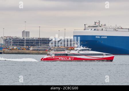 Le ferry Red Jet traverse le Solent pour revenir à Southampton depuis l'île de Wight. Banque D'Images