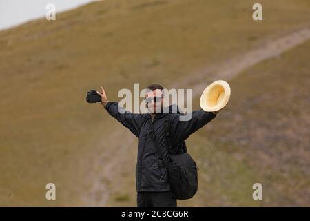 Un jeune homme profite d'une promenade au milieu de la nature, vers le sommet froid de Moncayo, la plus haute montagne du système ibérique, dans le Tarazona reg Banque D'Images