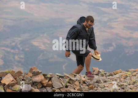 Un jeune homme profite d'une promenade au milieu de la nature, vers le sommet froid de Moncayo, la plus haute montagne du système ibérique, dans le Tarazona reg Banque D'Images