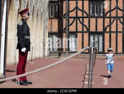 CORRECTION DE LÉGENDE : modifie le nom du régiment et supprime la description de ces derniers comme Guardmen. Un jeune visiteur imite la marche d'un soldat des hussards royaux de la Reine au château de Windsor qui a rouvert au public après la levée de nouvelles restrictions de confinement du coronavirus en Angleterre. Banque D'Images
