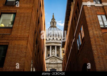 Vue sur la cathédrale Saint-Paul entre les bâtiments Banque D'Images