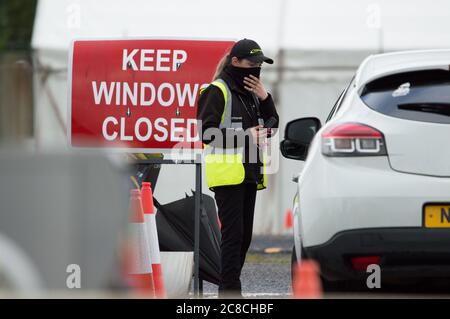 Glasgow, Écosse, Royaume-Uni. 23 juillet 2020. Photo : personnes se rendant au centre d'essais sur le terrain de la Covid19 à l'aéroport de Glasgow. Crédit : Colin Fisher/Alay Live News Banque D'Images