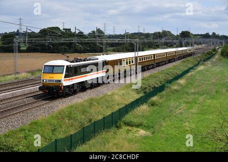 Locomotive Services Limited classe 90 90002 en BR Inter-City Livery Travailler un test de retour travailler 5T91 14:00 Rugby à Crewe Maintien des barrières latérales le 20/07/20 Banque D'Images