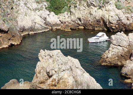 Un bateau dans une crique de roche, Croatie, Dubrovnik, la vieille ville fortifiée Banque D'Images