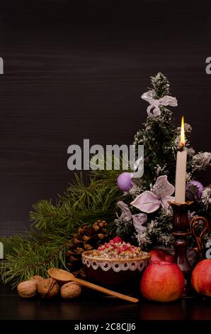 Noël kutia traditionnel Slave Sweet-dish. Bougie, pommes et arbre de Noël Banque D'Images